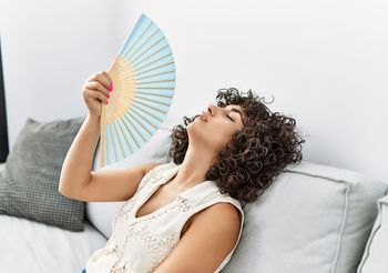 Uderzenia gorąca dotyczą najczęściej kobiet w ciąży, w okresie menopauzy oraz mężczyzn w okresie andropauzy / Fot. Adobe Stock