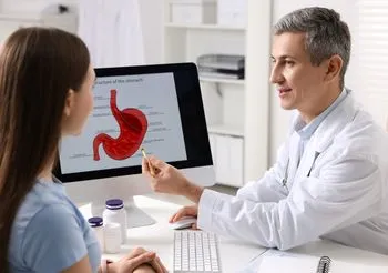 Inhibitory pompy protonowej to leki hamują wydzielanie kwasu solnego w żołądku.