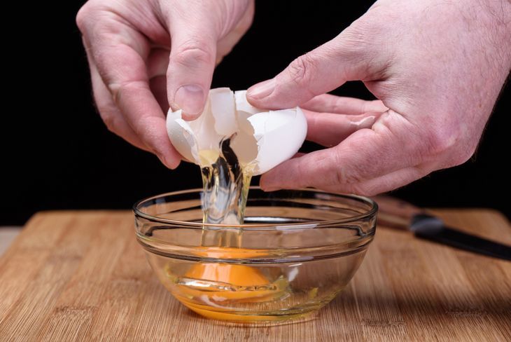 Alergia na jaja jest jedną z najczęściej występujących alergii pokarmowych, częściej uczula białko niż a żółtko jaja kurzego. 