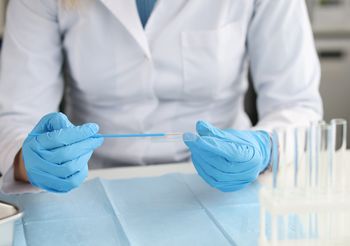 Cytologia płynna - analiza pobranego materiału.