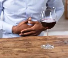 Ból brzucha po alkoholu – co na to poradzić?