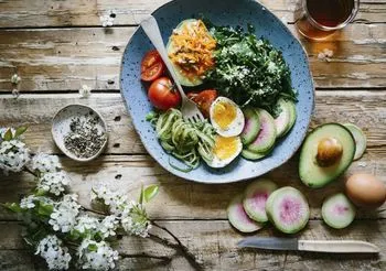 sałatka z awokado, pomidorem, jajkiem i rukolą