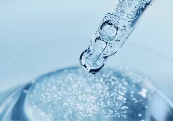 Propanediol działa przede wszystkim jako humektant i rozpuszczalnik.