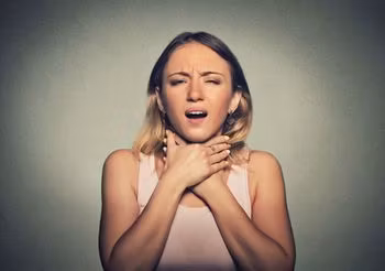 Dziewczyna ma atak astmy