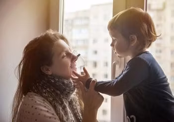 dziecko pomaga mamie korzystać z inhalatora