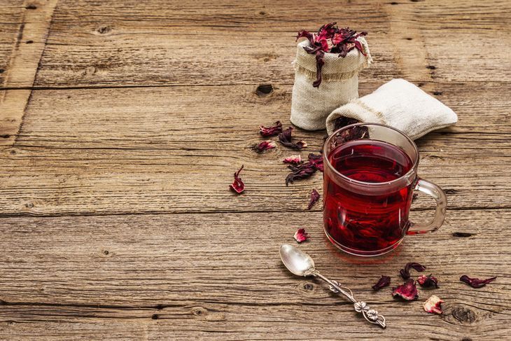 Hibiskus (róża chińska) – właściwości zdrowotne. Jak przygotować napar z kwiatów hibiskusa?