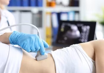 Żeby ustalić przyczynę powiększenia się śledziony, lekarz kieruje na badanie USG jamy brzusznej. 