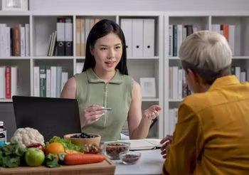 Dieta ketogeniczna powinna być stosowana tylko po konsultacji z lekarzem lub dietetykiem i najlepiej wtedy, gdy są do niej wskazania, ponieważ obciąża organizm, a zwłaszcza wątrobę.