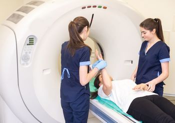 Uczulenie na kontrast może wystąpić po podaniu kontrastu przed tomografią komputerową.