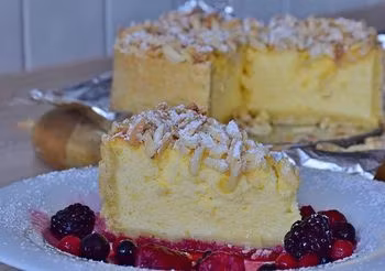 Sernik wielkanocny to w wielu domach obowiązkowy element świątecznego menu. Można go zrobić w wielu wersjach. My proponujemy w wersji bez laktozy, aby mogły się nim delektować osoby unikające białka mleka krowiego