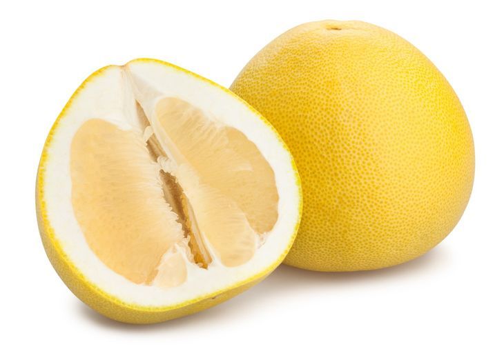 Pomelo o żółtym miąższu. Fot. Adobe Stock.