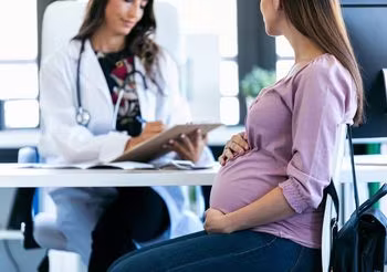 O leczeniu infekcji intymnych w ciąży decyduje ginekolog, terapia jest uzależniona od rodzaju infekcji.