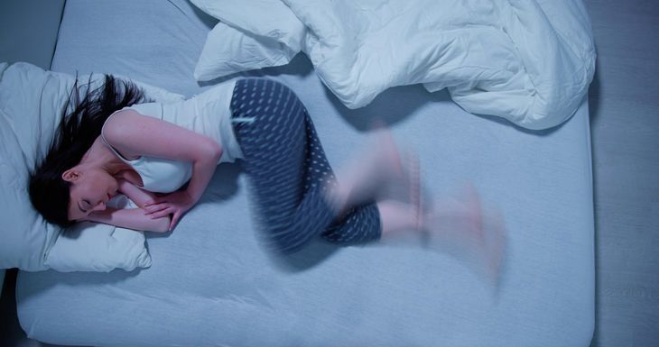 Objawy zespołu niespokojnych nóg wzmagają się podczas pozostawania w jednej pozycji, np. w spoczynku.