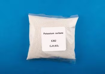 Sorbinian potasu zwykle ma postać białego proszki. Wykazuje działanie przeciwgrzybicze,  dlatego jest popularnym konserwantem żywności, leków, kosmetyków.