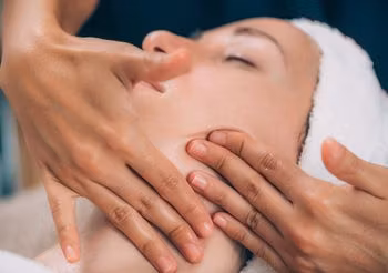 Masaż kobido relaksuje mięśnie żuchwy.