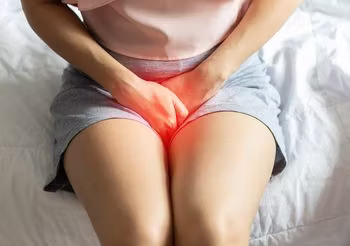 75 procent kobiet w naszym społeczeństwie zachoruje na grzybicę, co najmniej, raz w życiu.  Objawia się ona świądem, pieczeniem i paleniem sromu oraz przedsionka pochwy. Występują także upławy