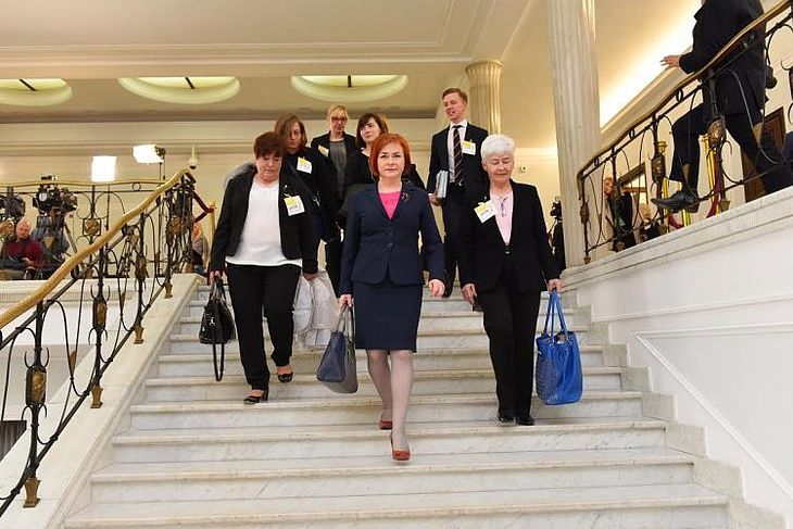 posłanka Lidia Gądek z posłankami i posłami na sejmowych schodach