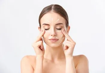 Automasaż twarzy odpręża i poprawia kondycję skóry. Zrobimy go w domu przed lustrem w 10 minut.