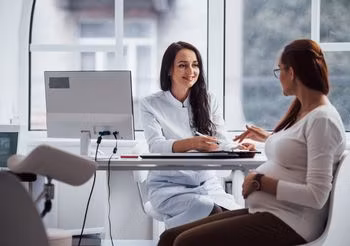 W ciąży kobieta zawsze powinna się zgłosić do lekarza z biegunką, ponieważ problem może doprowadzić do odwodnienia.