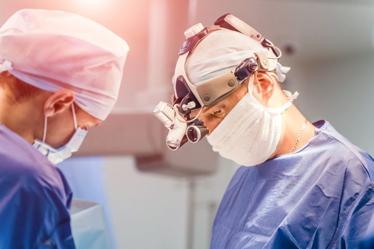 Bajpasy wszczepia się podczas operacji.