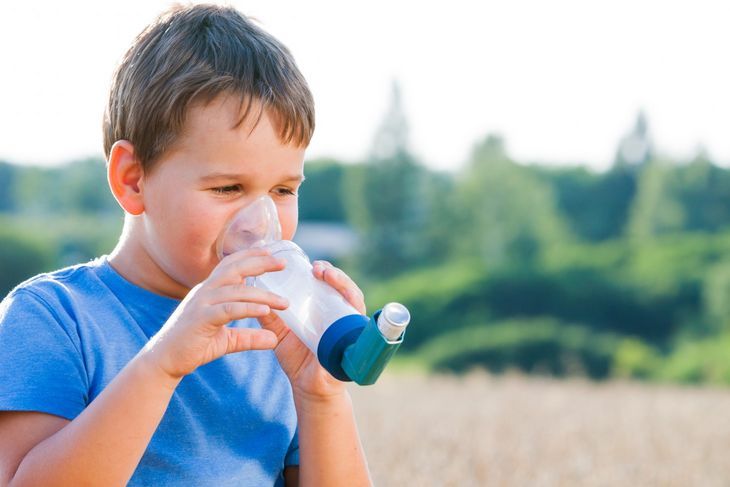 Na astmę alergiczną stosuje się zwykle leki w postaci wziewnej - pacjenci mają do dyspozycji poręczne inhalatory. Fot. Adobe Stock.