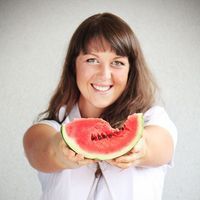 portret Angeliny Ziembińskiej trzymającej w rękach arbuza