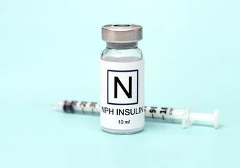 fiolka z insuliną NPH i strzykawka insulinówka 