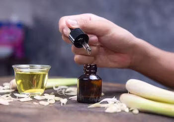 Olejek na komary to m.in. olejek cytronelowy destylowany z liści i łodyg trawy cytrynowej. Ma świeży, słodki, cytrusowy zapach, odstrasza komary i kleszcze, ale nie należy stosować go na skórę podczas pobytu na słońcu. Fot. Adobe Stock.