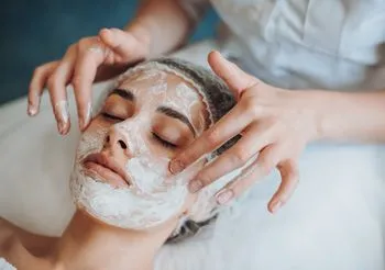 Maseczka z glinki białej nadaje się do pielęgnacji każdego typu cery. Fot. Adobe Stock.