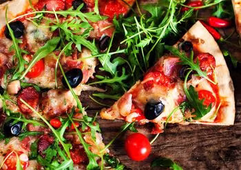 Pizza to danie, które chyba nigdy nie wyjdzie z mody. Włoscy naukowcy twierdzą, że jadanie pizzy obniża   ryzyko raka. Spowalnia procesy starzenia oraz chroni przed miażdżycą. Wszystko dzięki likopenowi, który   zawarty jest w pomidorach