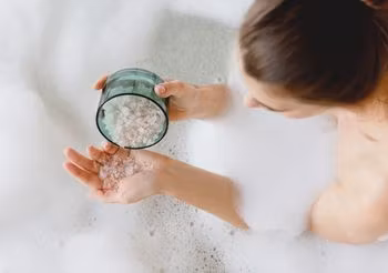 Kąpiel solankowa może być zabiegiem w uzdrowisku, można ją też zrobić w domu.