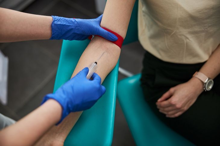 Badanie z oznaczeniem stężenia DHEA (dehydroepiandrosteron) u dzieci może być wskazane na etapie dojrzałości płciowej / Fot. Adobe Stock