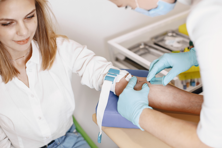 Krzywa cukrowa to standardowe oznaczenie wykonywane nie tylko u kobiet w ciąży. Jest cennym narzędziem diagnostycznym w cukrzycy. /Fot. Canva