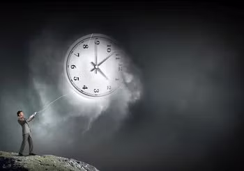 mężczyzna trzyma wielki zegar na wodzy