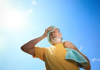 Przegrzanie organizmu jest niebezpieczne między innymi dla osób w podeszłym wieku, dlatego zwłaszcza w upały powinny pamiętać o piciu wody i odpoczynku.