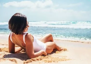 kobieta opala się na plaży