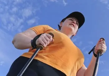 kobieta ćwiczy nordic walking