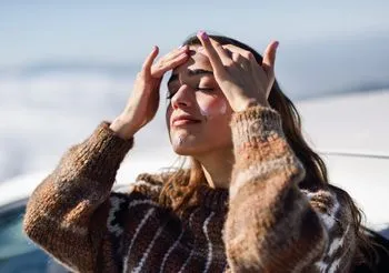 Kremy do twarzy na zimę pełnią m.in. funkcję odżywczą – odbudowują chroniący skórę płaszcz hydrolipidowy, który może być osłabiony przez niskie temperatury, wiatr, mróz, dużą wilgotność.