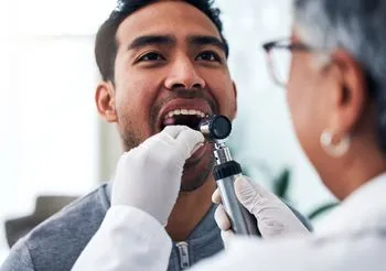 Dla stwierdzenia refluksu gardłowo-krtaniowego lekarz może ocenić stan przełyku.