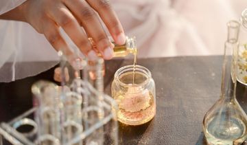 Benzyl Benzoate (benzoesan benzylu) – właściwości, zastosowanie i bezpieczeństwo