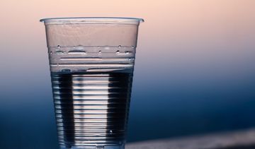 Woda: mineralna, zdrojowa, gazowana, niegazowana, a może kranówka? Jaką wodę pić?