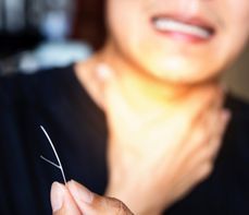 Ość w gardle – czy da się rozpuścić? Sposoby na ość w gardle