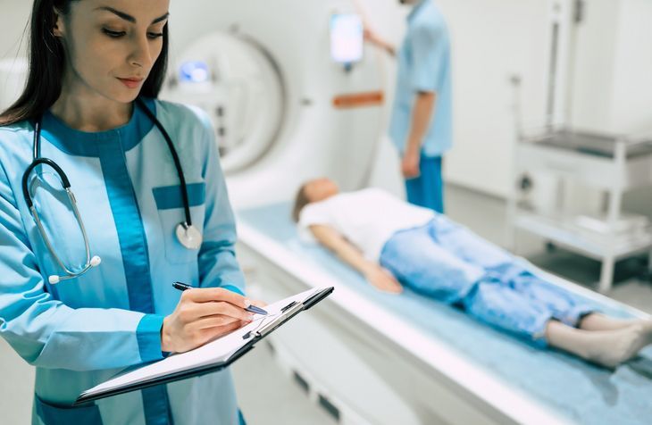 Rezonans magnetyczny kręgosłupa jest badaniem bezpiecznym dla dzieci i dorosłych / Fot. Adobe Stock