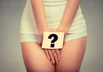 kobieta trzymająca kartkę ze znakiem zapytania 