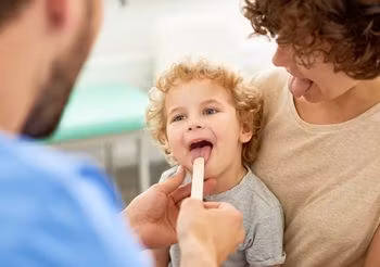 Objawy szkorbutu w jamie ustnej to krwawienia z dziąseł, ich cofanie się, chwiejność zębów,   sucha błona śluzowa jamy ustnej, nieprzyjemny zapach z ust.