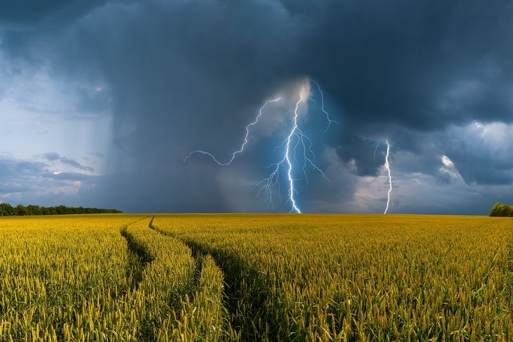 burza z piorunami nad polem