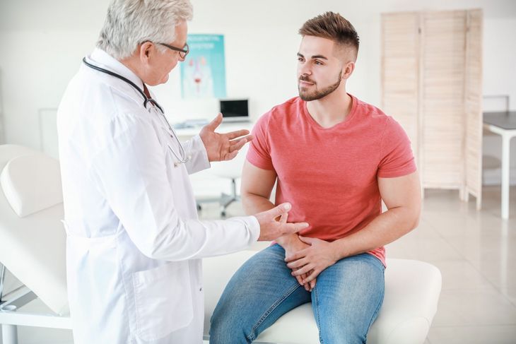 Lekarz, do którego najlepiej udać się po zauważeniu objawów opryszczki penisa, to dermatolog lub wenerolog, pomóc może też urolog. Fot. Adobe Stock.