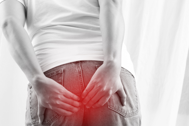 Badanie per rectum to badanie odbytu i odbytnicy za pomocą palca. Jest podstawowym badaniem w przypadku dokuczliwych dolegliwości proktologicznych, a u mężczyzn również najprostszym badaniem umożliwiającym wykrycie zmian w gruczole prostaty. / Fot. Canva