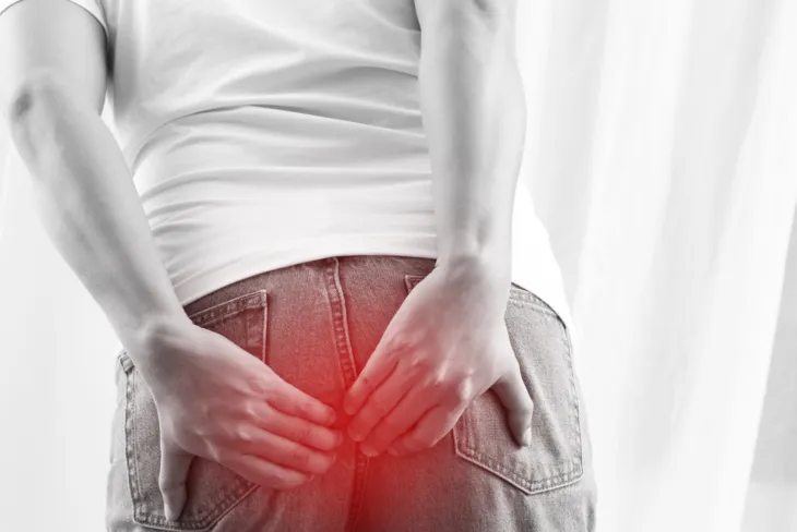 Badanie per rectum to badanie odbytu i odbytnicy za pomocą palca. Jest podstawowym badaniem w przypadku dokuczliwych dolegliwości proktologicznych, a u mężczyzn również najprostszym badaniem umożliwiającym wykrycie zmian w gruczole prostaty. / Fot. Canva