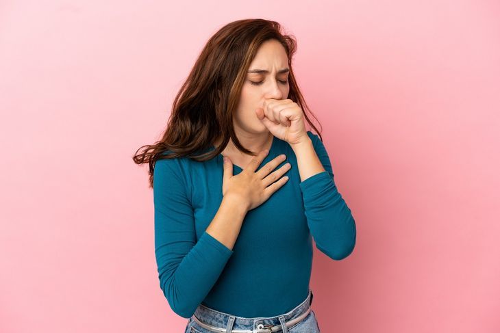 Kaszel alergiczny można zniwelować stosując leki przeciwhistaminowe / Fot. Adobe Stock